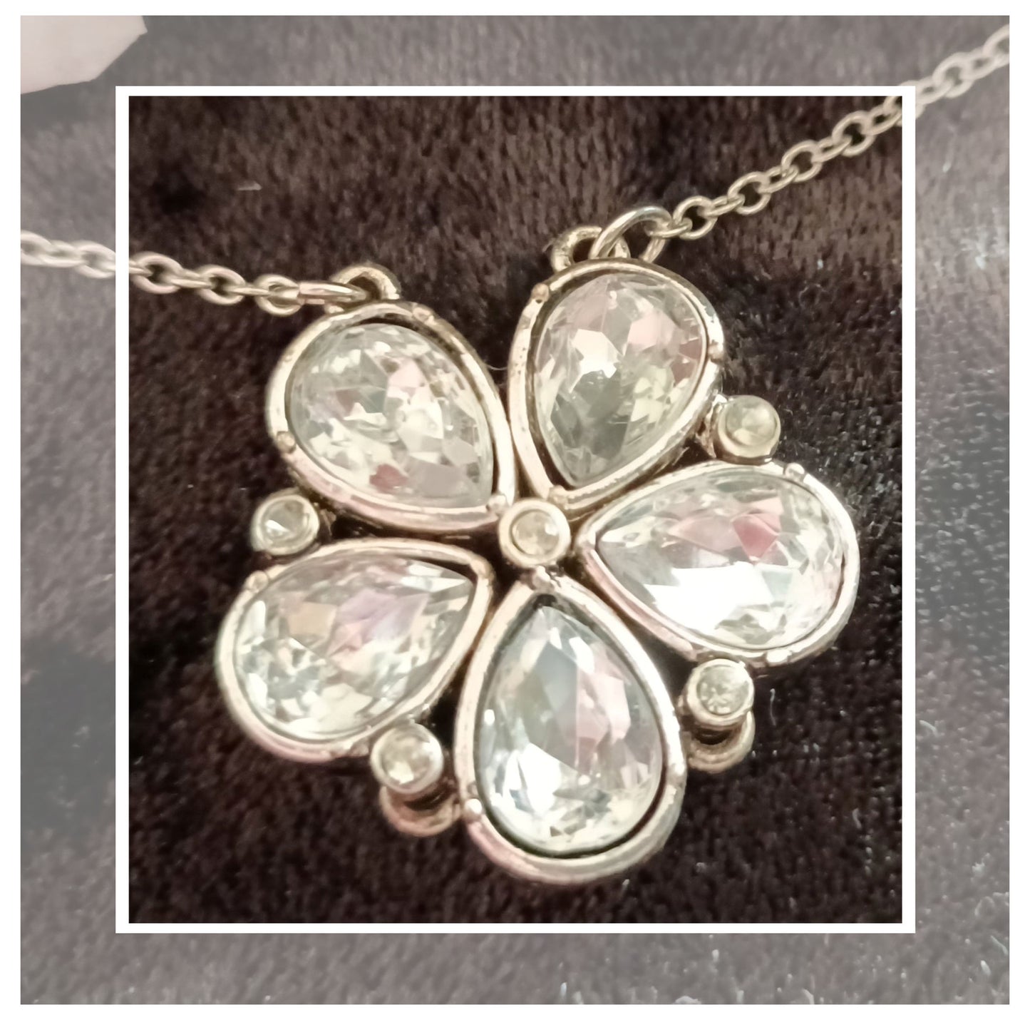 Hilary Magnetic Flower Necklace