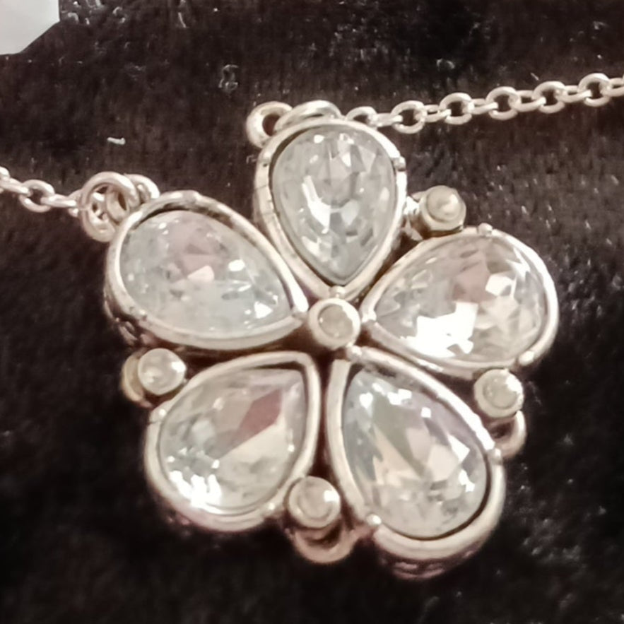 Hilary Magnetic Flower Necklace