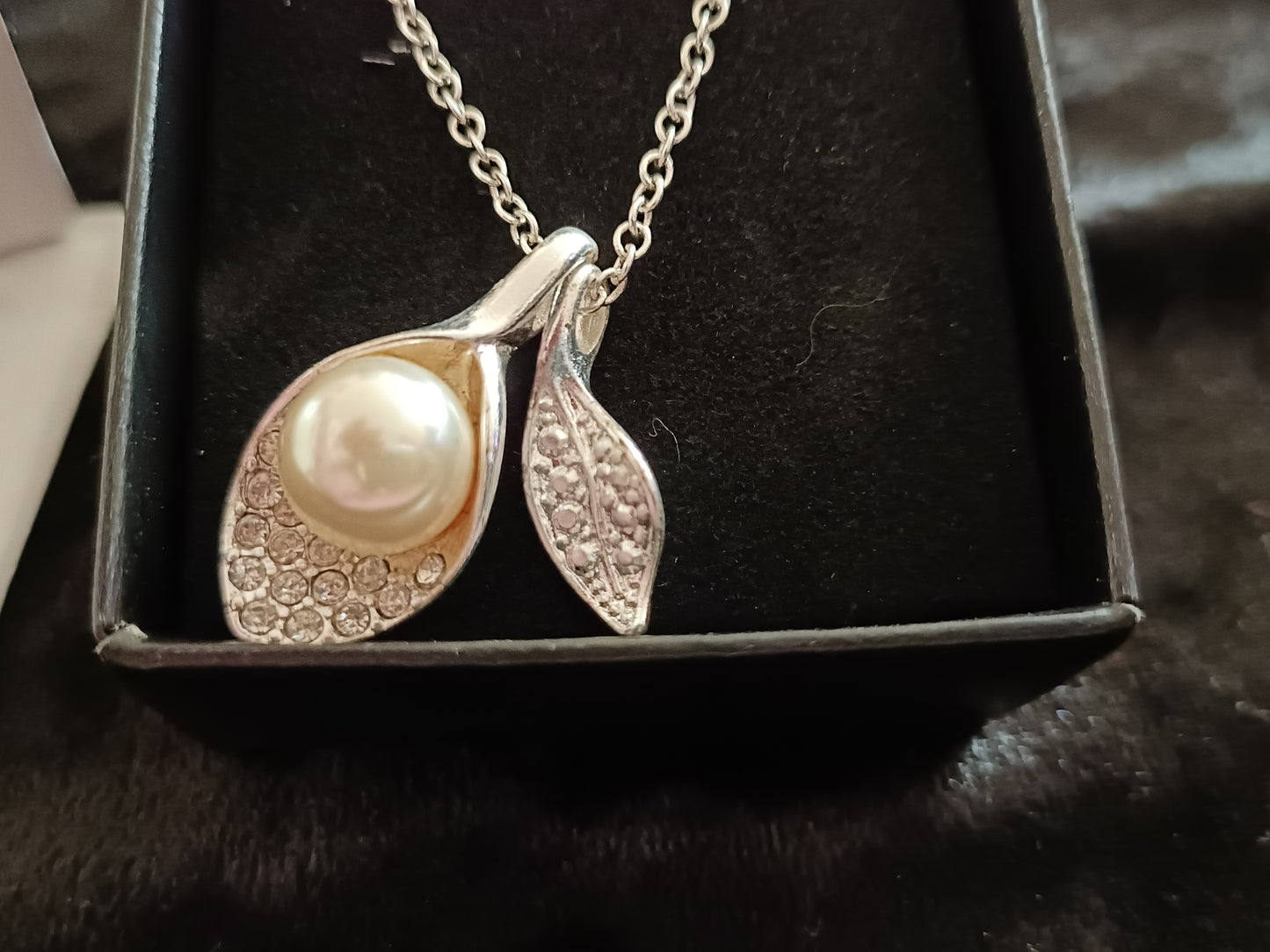 Avon Snow Petals Pearlesque Gift Set