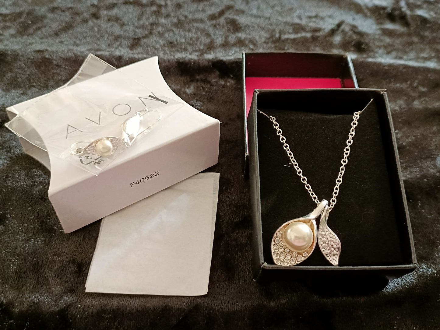 Avon Snow Petals Pearlesque Gift Set