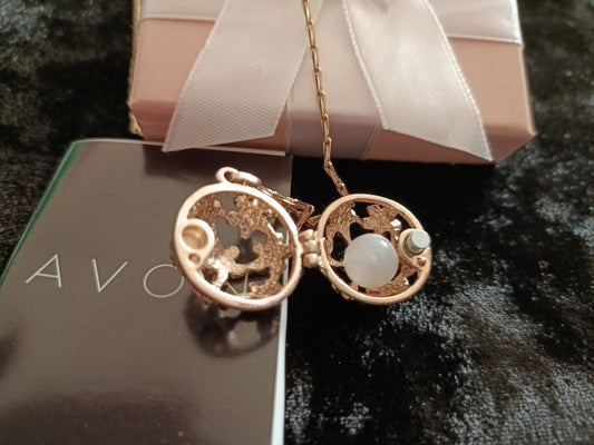 Avon Valentina Necklace