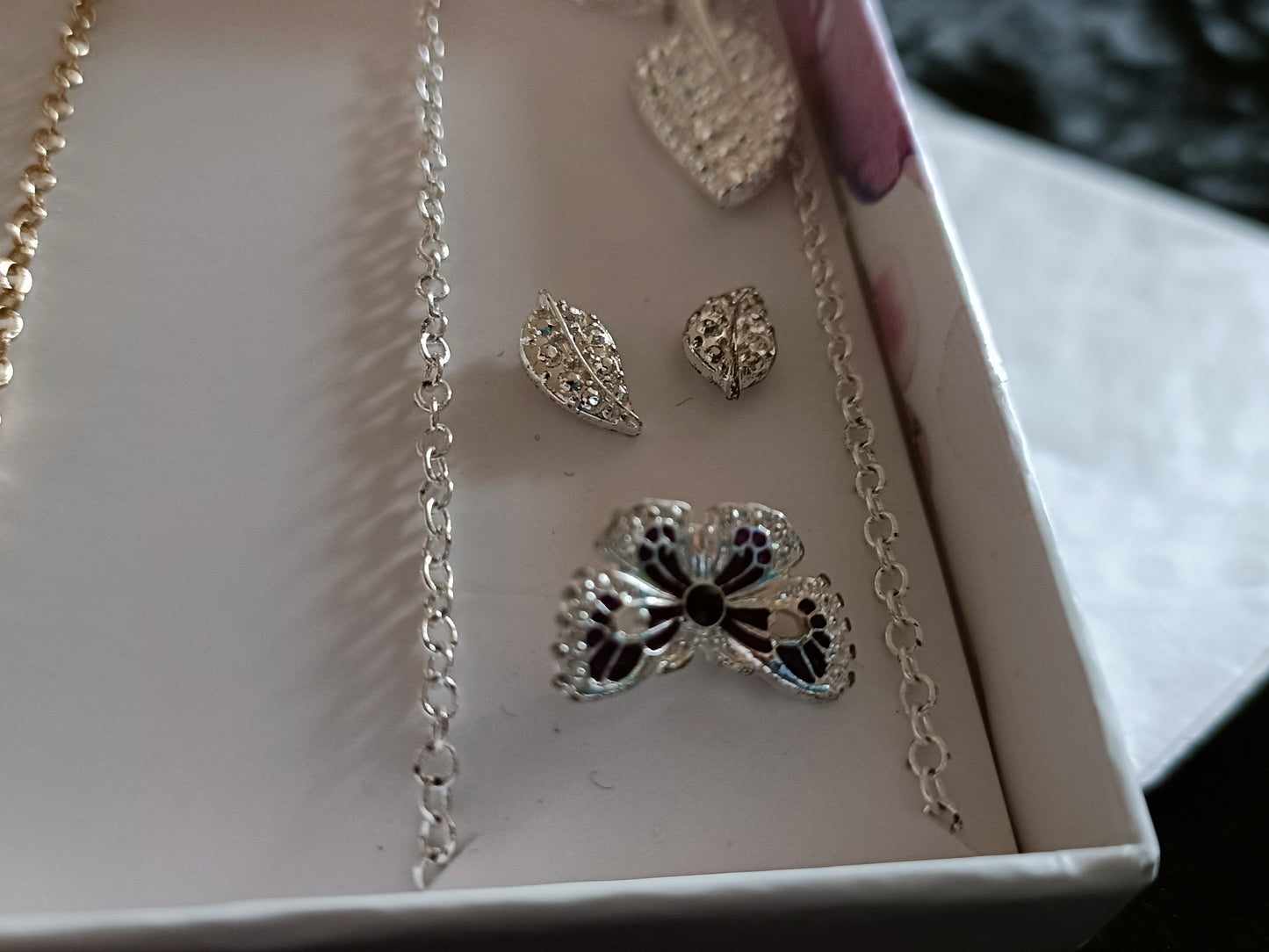 Avon 5 Piece Necklace and Earring Giftset