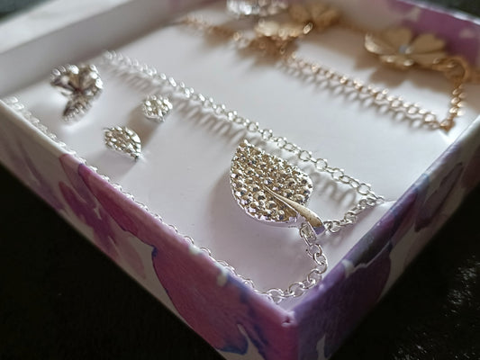 Avon 5 Piece Necklace and Earring Giftset