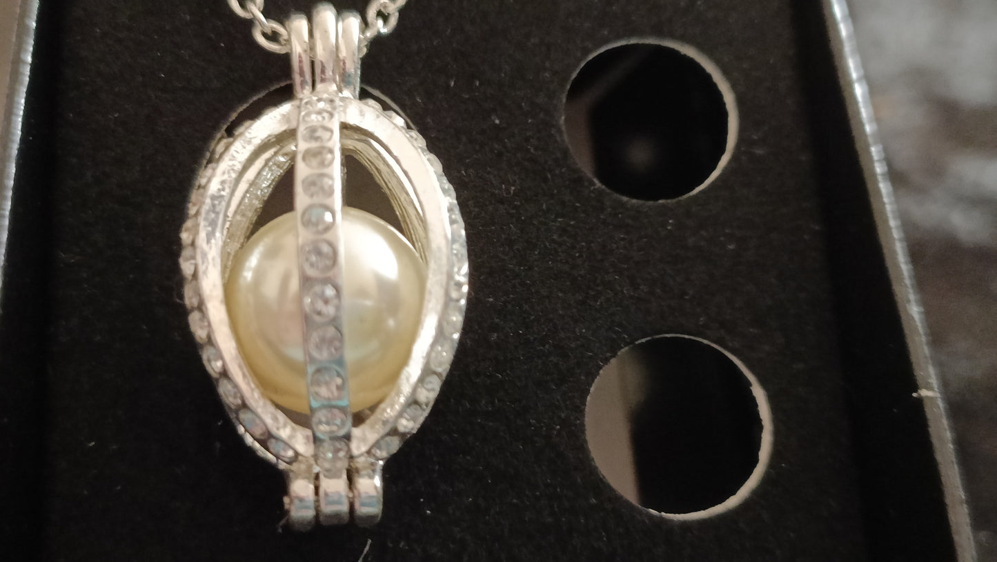 Avon Salerio Necklace