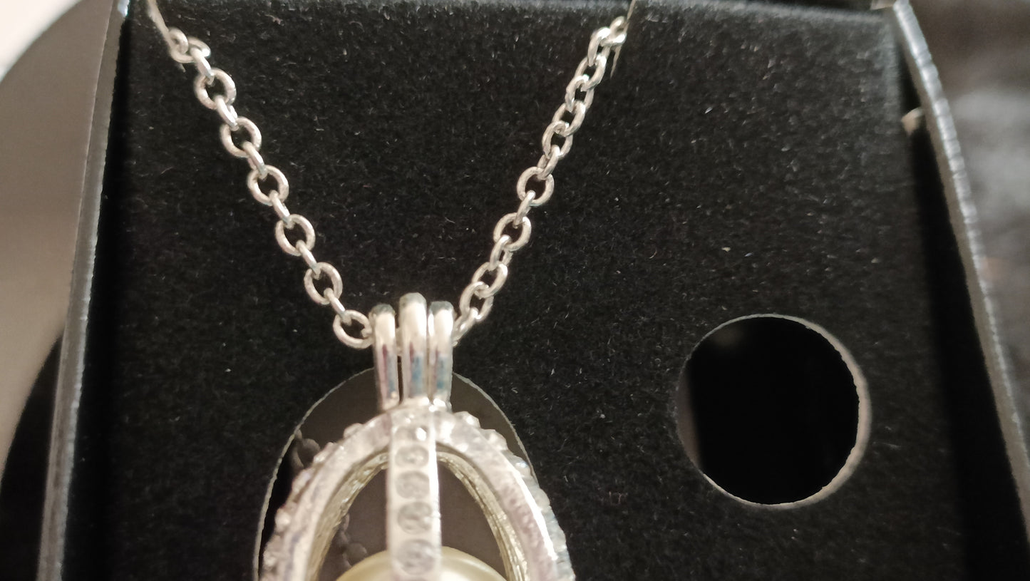 Avon Salerio Necklace
