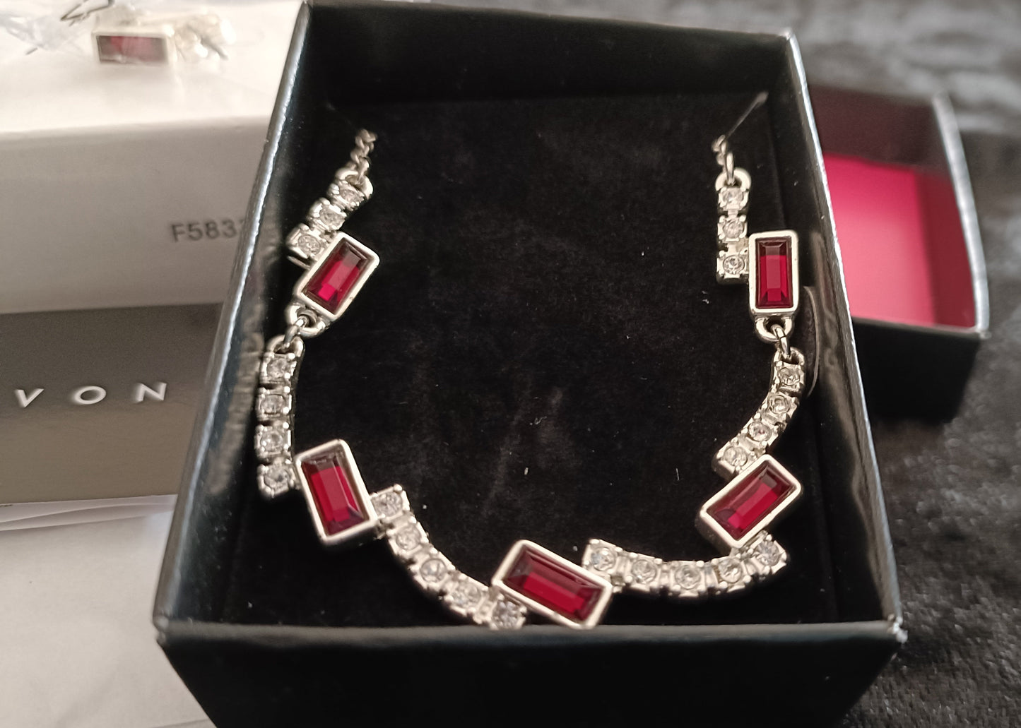 Avon Pillar Glam Jewellery Giftset