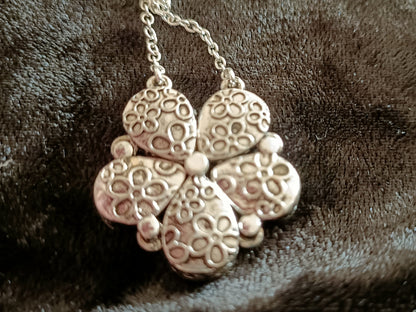 Hilary Magnetic Flower Necklace