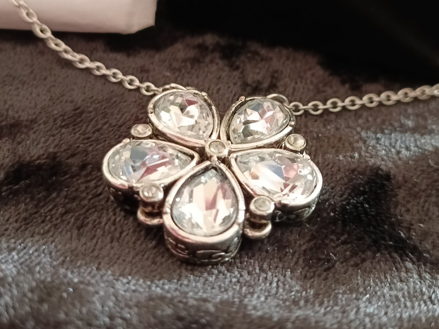 Hilary Magnetic Flower Necklace