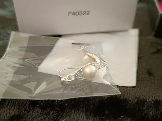 Avon Snow Petals Pearlesque Gift Set