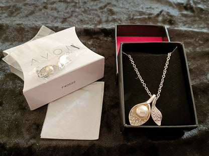 Avon Snow Petals Pearlesque Gift Set