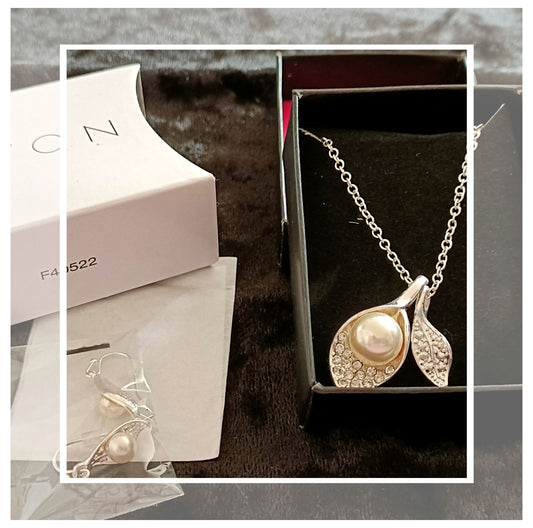 Avon Snow Petals Pearlesque Gift Set