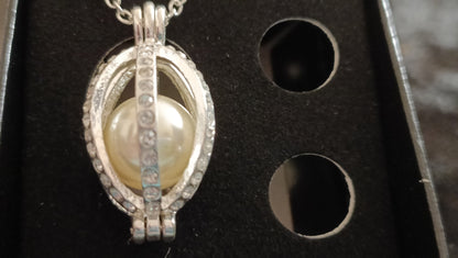 Avon Salerio Necklace